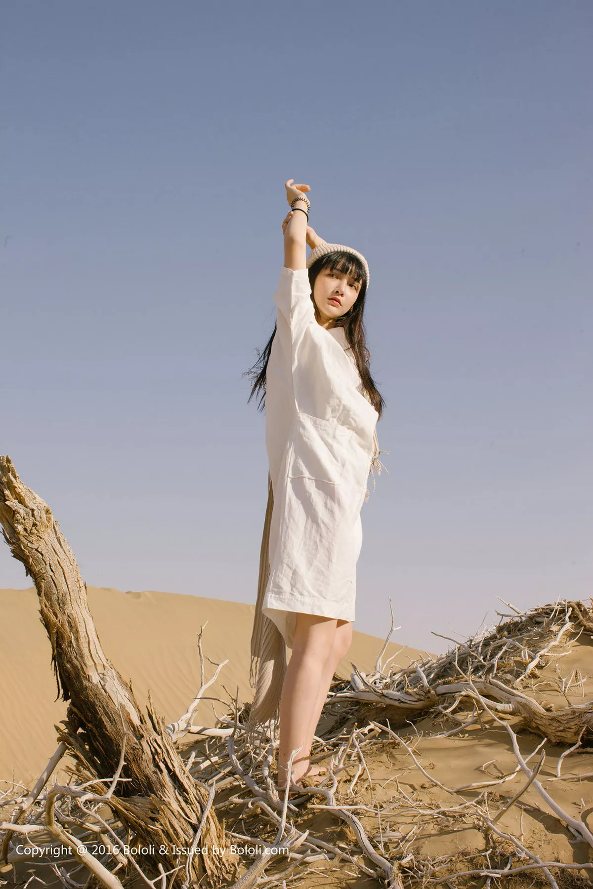 秀人集.com_[Tukmo兔几盟]Vol.102_美女主播之应沙漠系列白色连身裙性感披风清新美少女写真40P