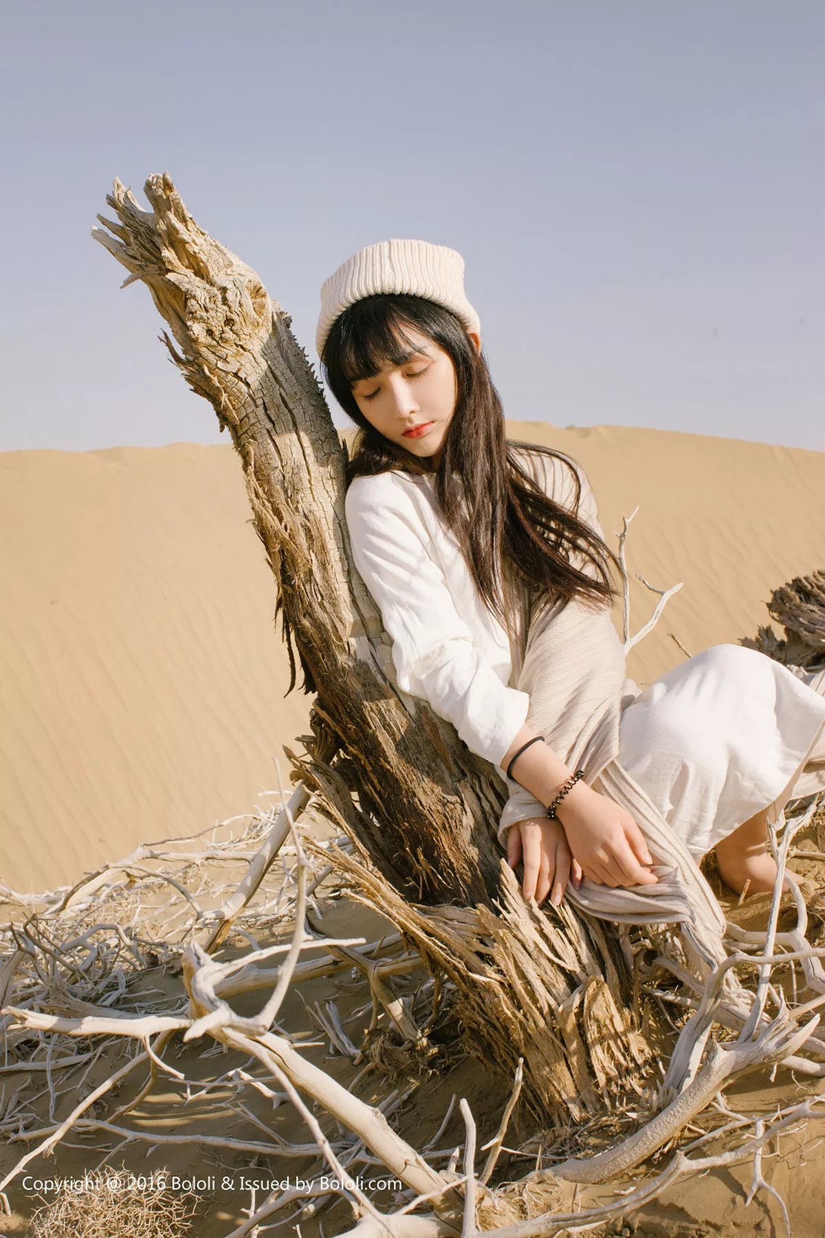 秀人集.com_[Tukmo兔几盟]Vol.102_美女主播之应沙漠系列白色连身裙性感披风清新美少女写真40P