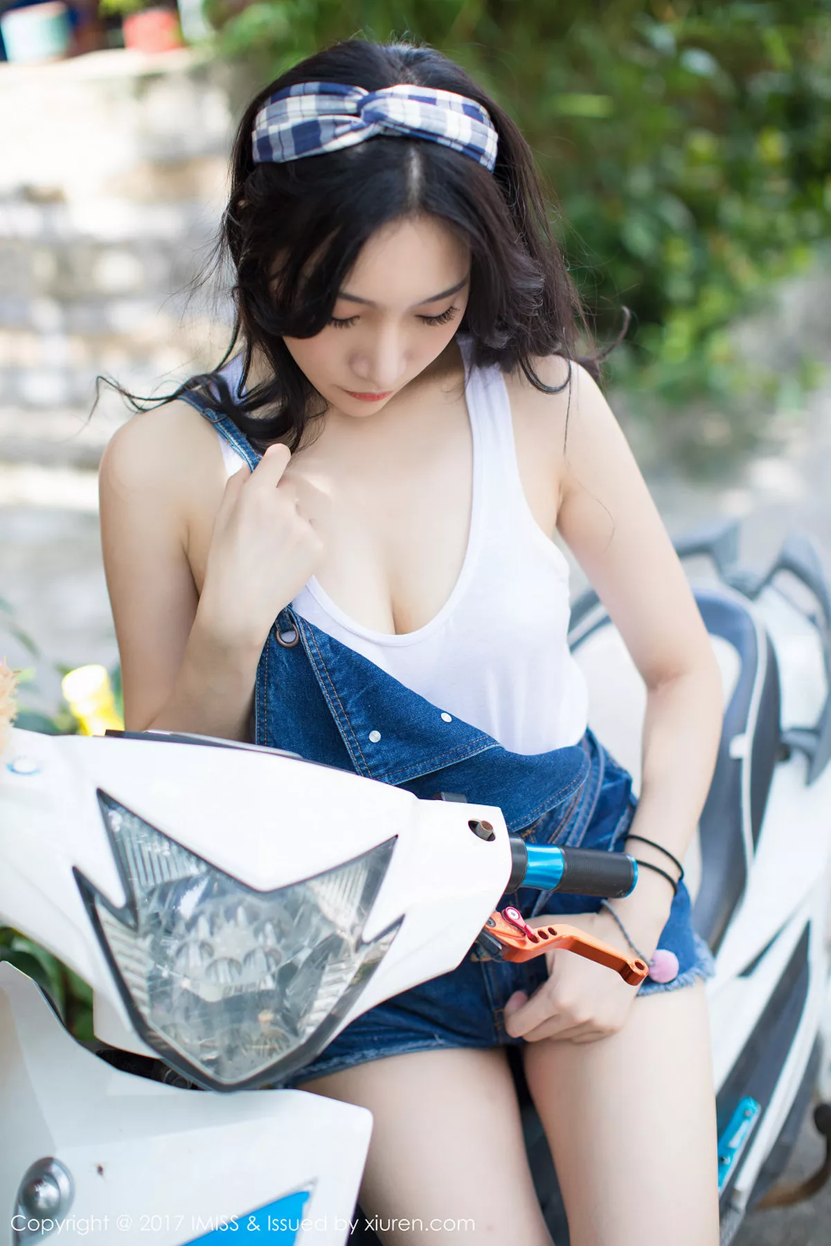 秀人集.com_[IMISS爱蜜社]Vol.180_嫩模小狐狸Sica户外牛仔短裤系列秀完美身材清新迷人写真46P