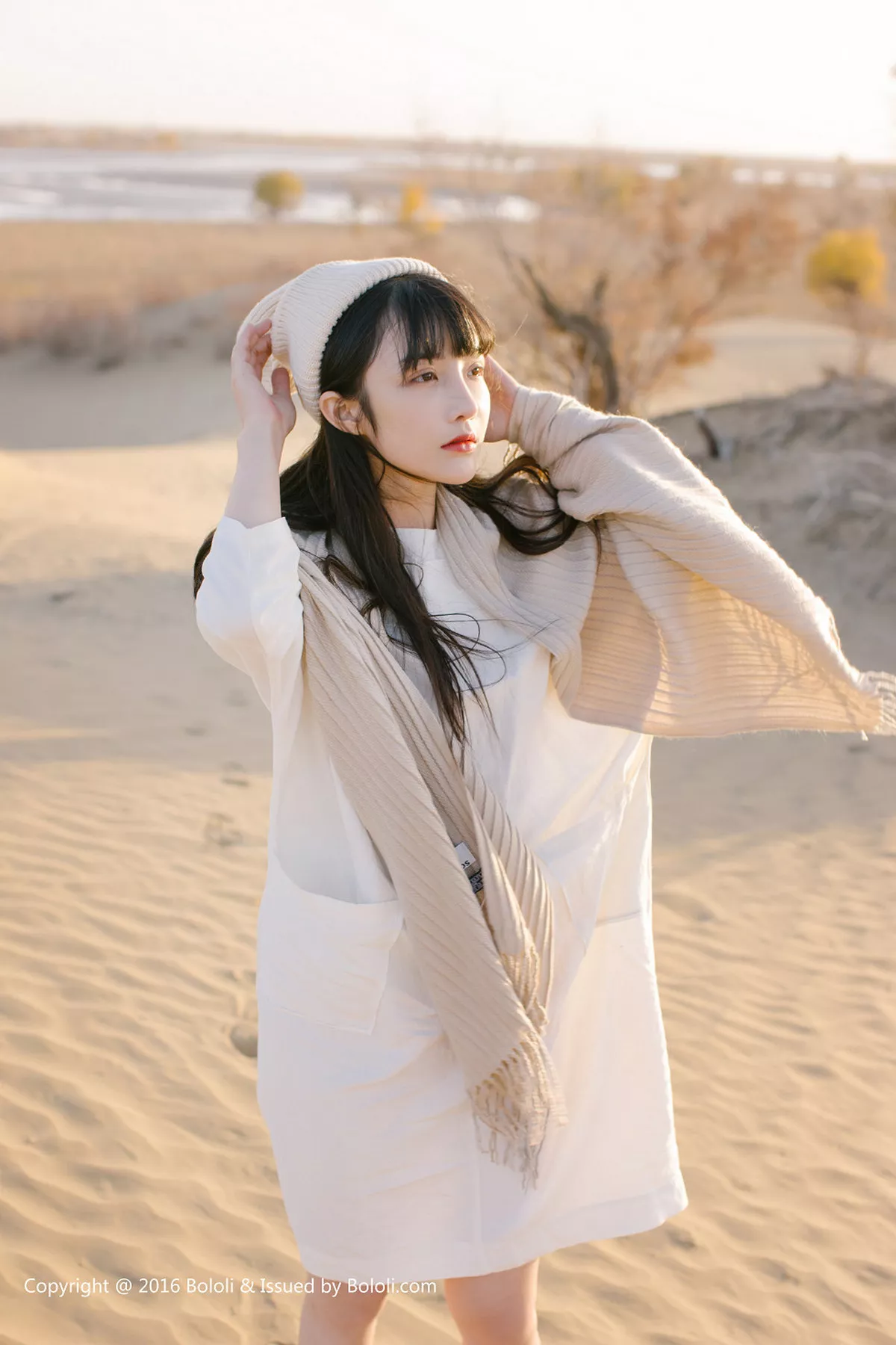 秀人集.com_[Tukmo兔几盟]Vol.102_美女主播之应沙漠系列白色连身裙性感披风清新美少女写真40P