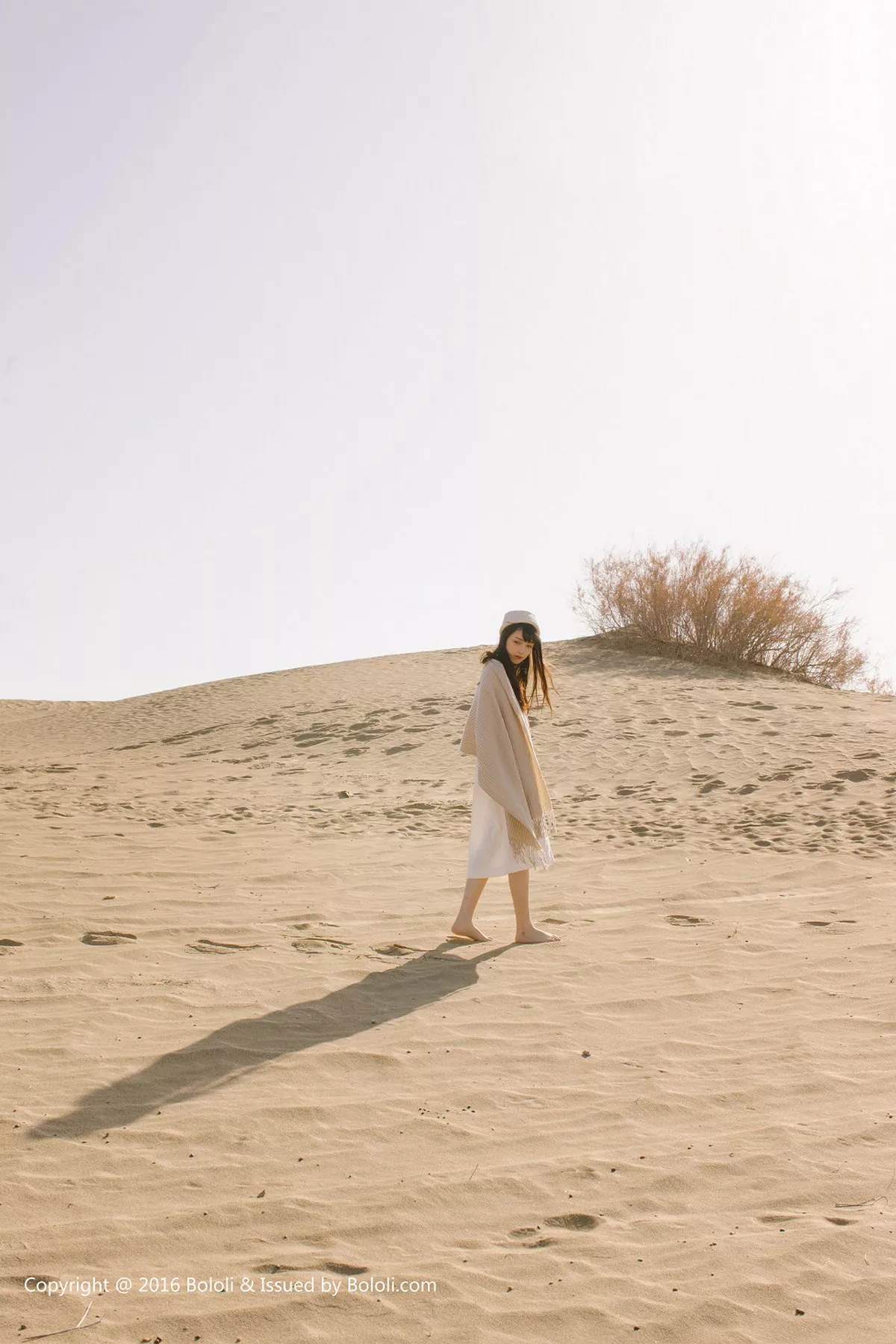 秀人集.com_[Tukmo兔几盟]Vol.102_美女主播之应沙漠系列白色连身裙性感披风清新美少女写真40P