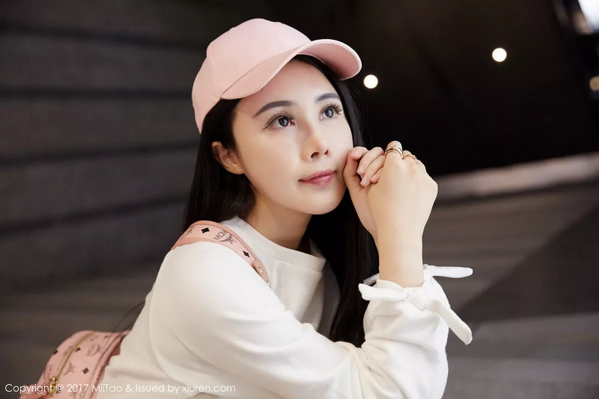 秀人集.com_[MiiTao蜜桃社]Vol.084_嫩模萱萱Cecilia白色低胸上衣配紧身牛仔裤秀完美曲线写真50P