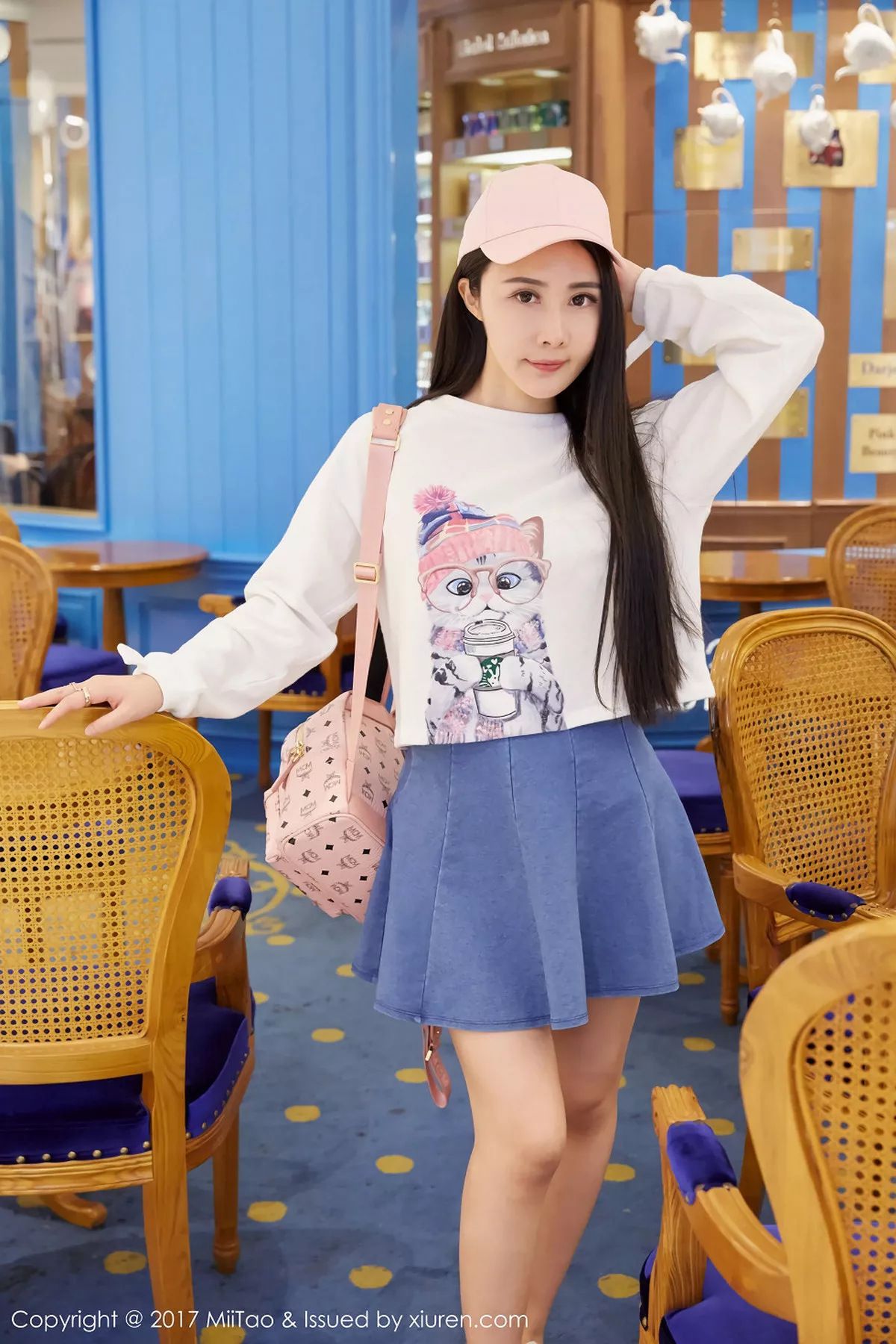 秀人集.com_[MiiTao蜜桃社]Vol.084_嫩模萱萱Cecilia白色低胸上衣配紧身牛仔裤秀完美曲线写真50P