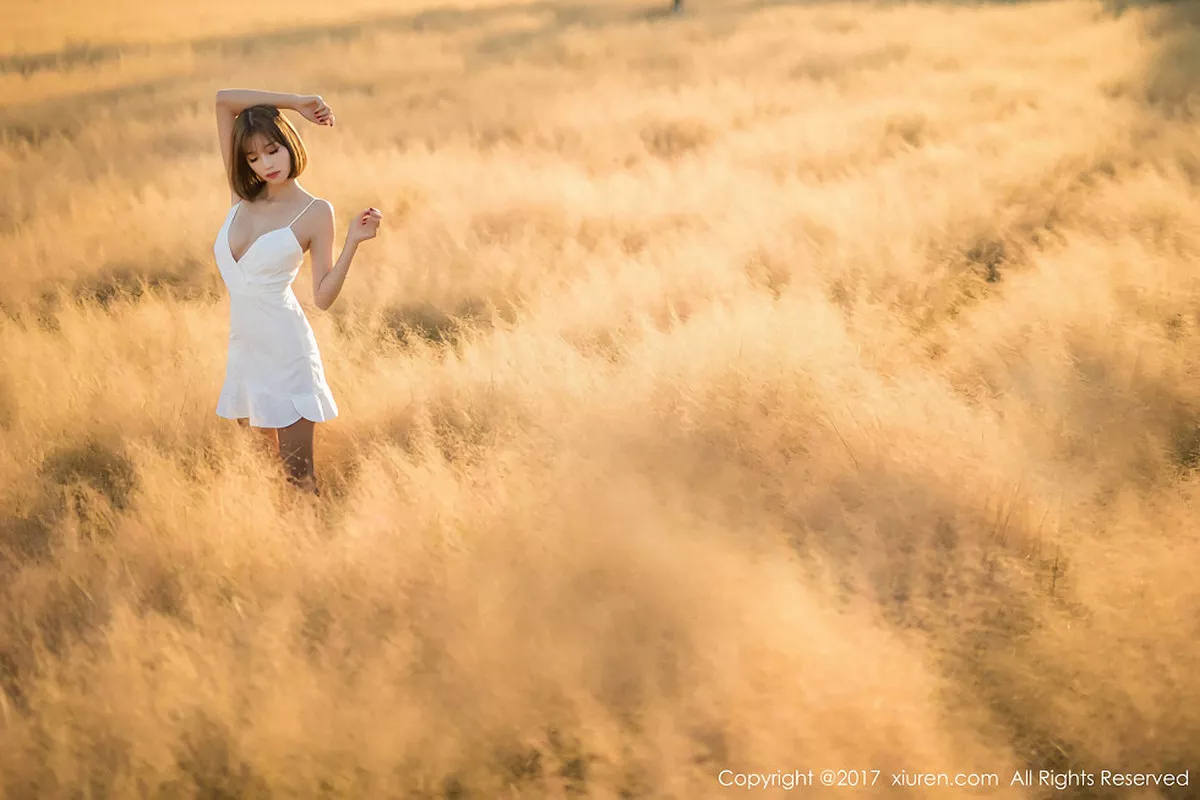 秀人集.com_[XiuRen秀人网]No.847_甜美女神杨晨晨户外花丛中白色蕾丝内衣秀完美身材性感写真50P