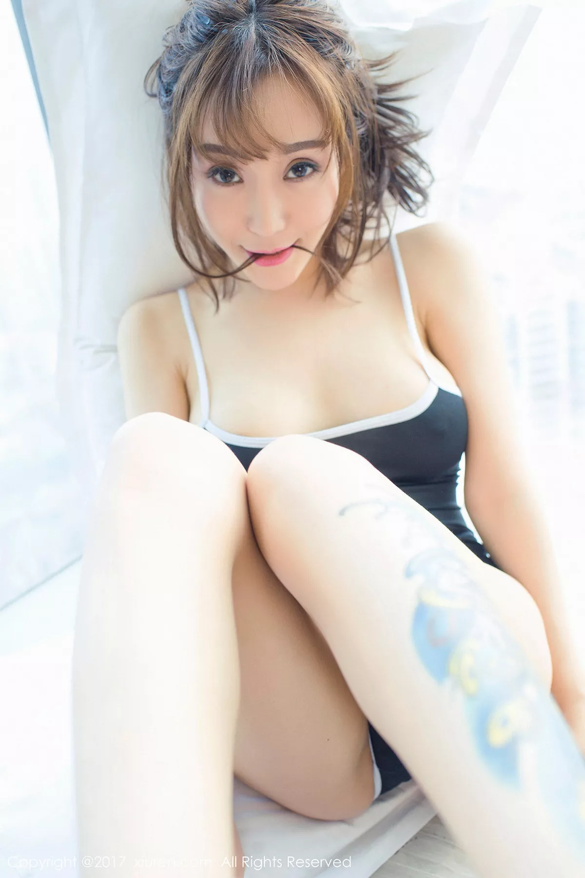 秀人集.com_[XiuRen秀人网]No.821_网红嫩模顾灿床上半脱睡袍秀美乳加日系比基尼完美诱惑写真50P