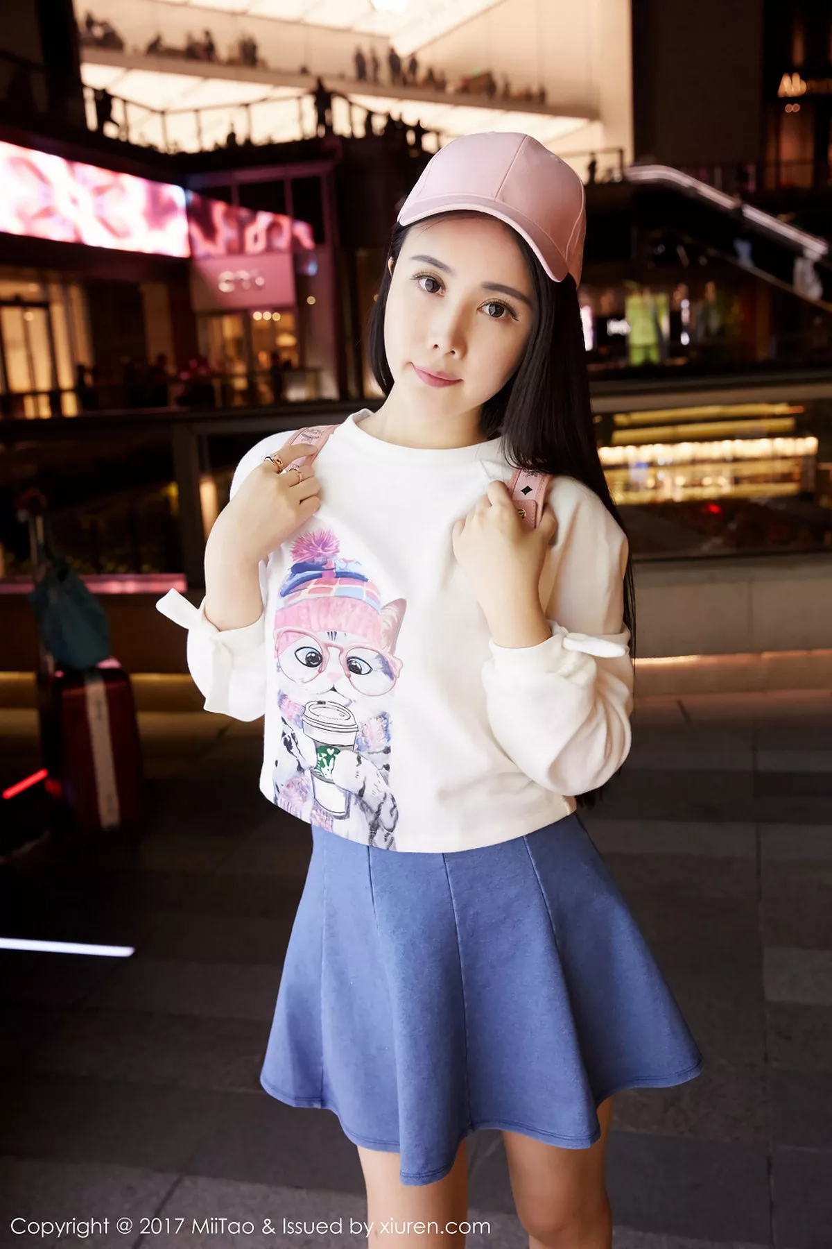 秀人集.com_[MiiTao蜜桃社]Vol.084_嫩模萱萱Cecilia白色低胸上衣配紧身牛仔裤秀完美曲线写真50P