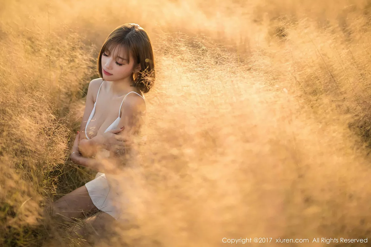 秀人集.com_[XiuRen秀人网]No.847_甜美女神杨晨晨户外花丛中白色蕾丝内衣秀完美身材性感写真50P