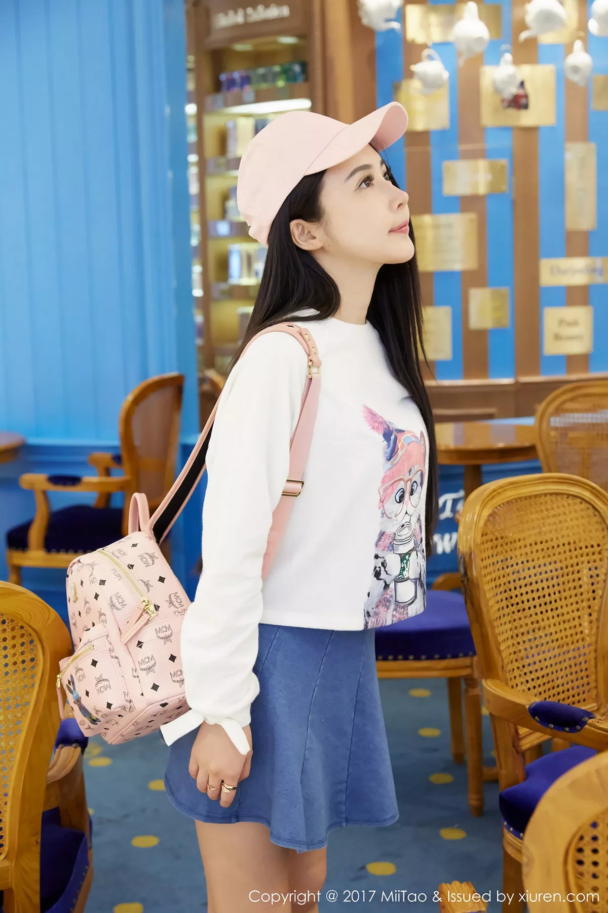 秀人集.com_[MiiTao蜜桃社]Vol.084_嫩模萱萱Cecilia白色低胸上衣配紧身牛仔裤秀完美曲线写真50P