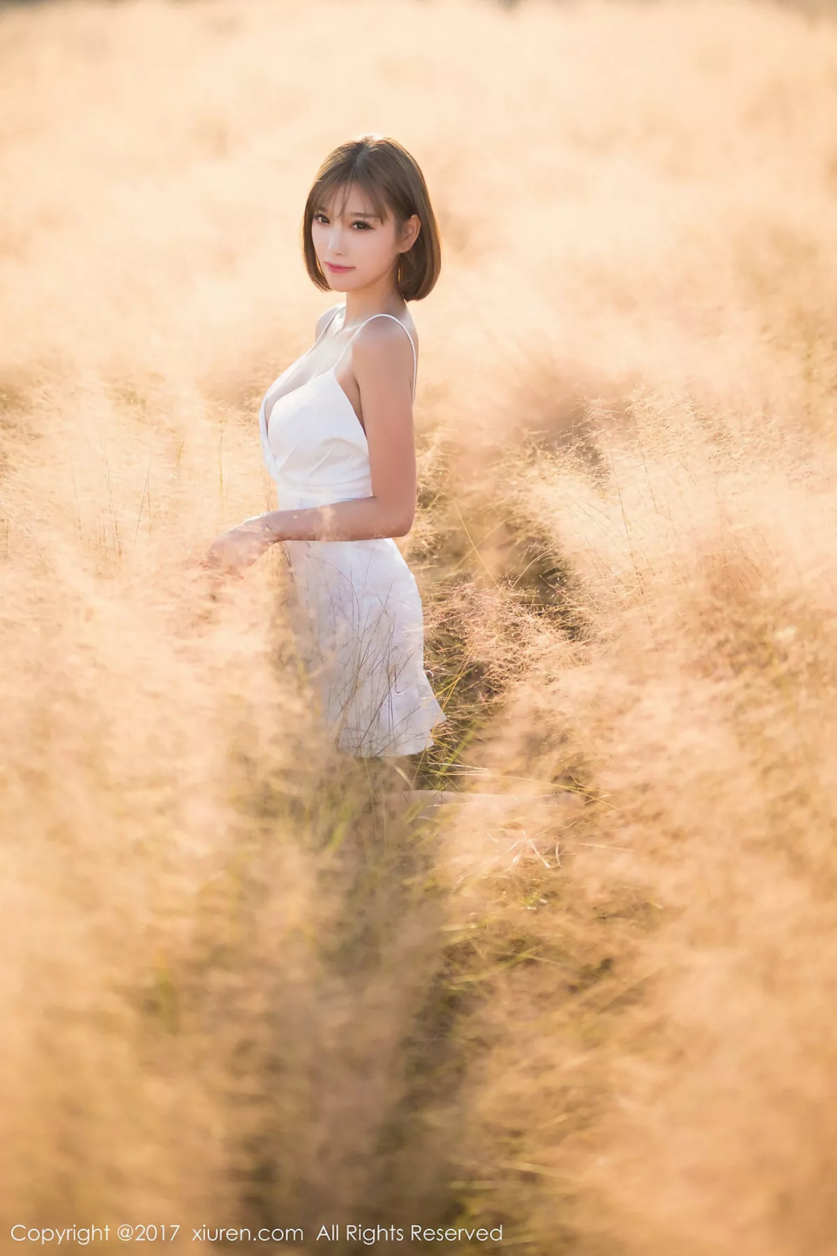 秀人集.com_[XiuRen秀人网]No.847_甜美女神杨晨晨户外花丛中白色蕾丝内衣秀完美身材性感写真50P