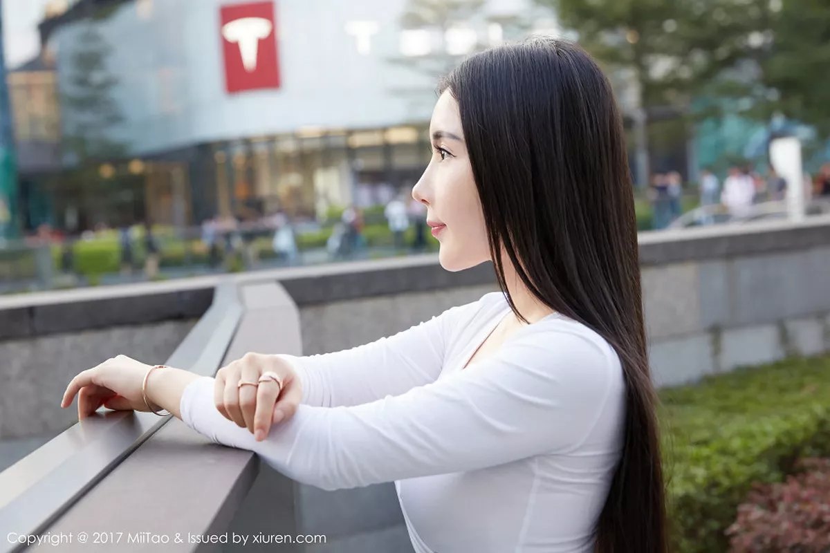 秀人集.com_[MiiTao蜜桃社]Vol.084_嫩模萱萱Cecilia白色低胸上衣配紧身牛仔裤秀完美曲线写真50P