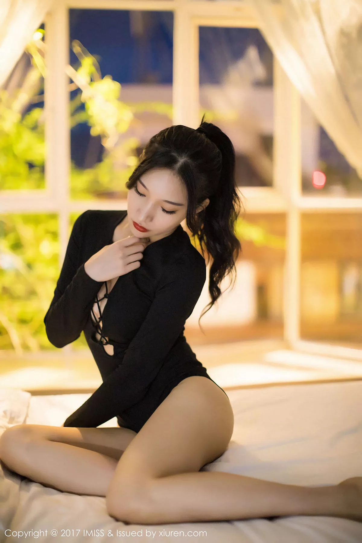 秀人集.com_[IMISS爱蜜社]Vol.194_嫩模小狐狸Sica黑色情趣睡衣加黑色高叉开胸衣完美诱惑写真51P