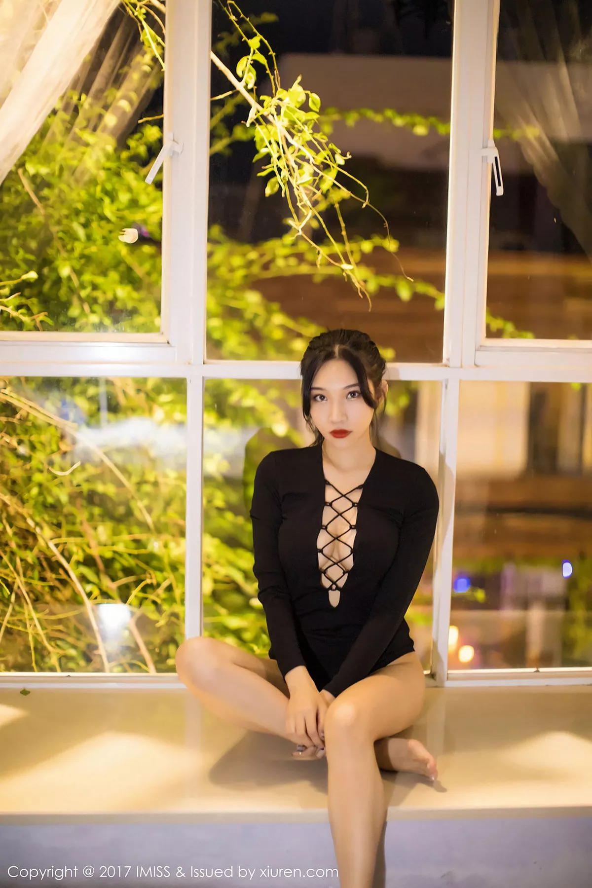 秀人集.com_[IMISS爱蜜社]Vol.194_嫩模小狐狸Sica黑色情趣睡衣加黑色高叉开胸衣完美诱惑写真51P