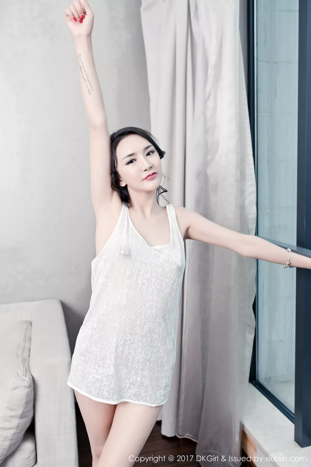 秀人集.com_[DKGirl御女郎]Vol.047_嫩模梅哥灰色背心真空美乳激凸完美身材翘臀诱惑写真55P