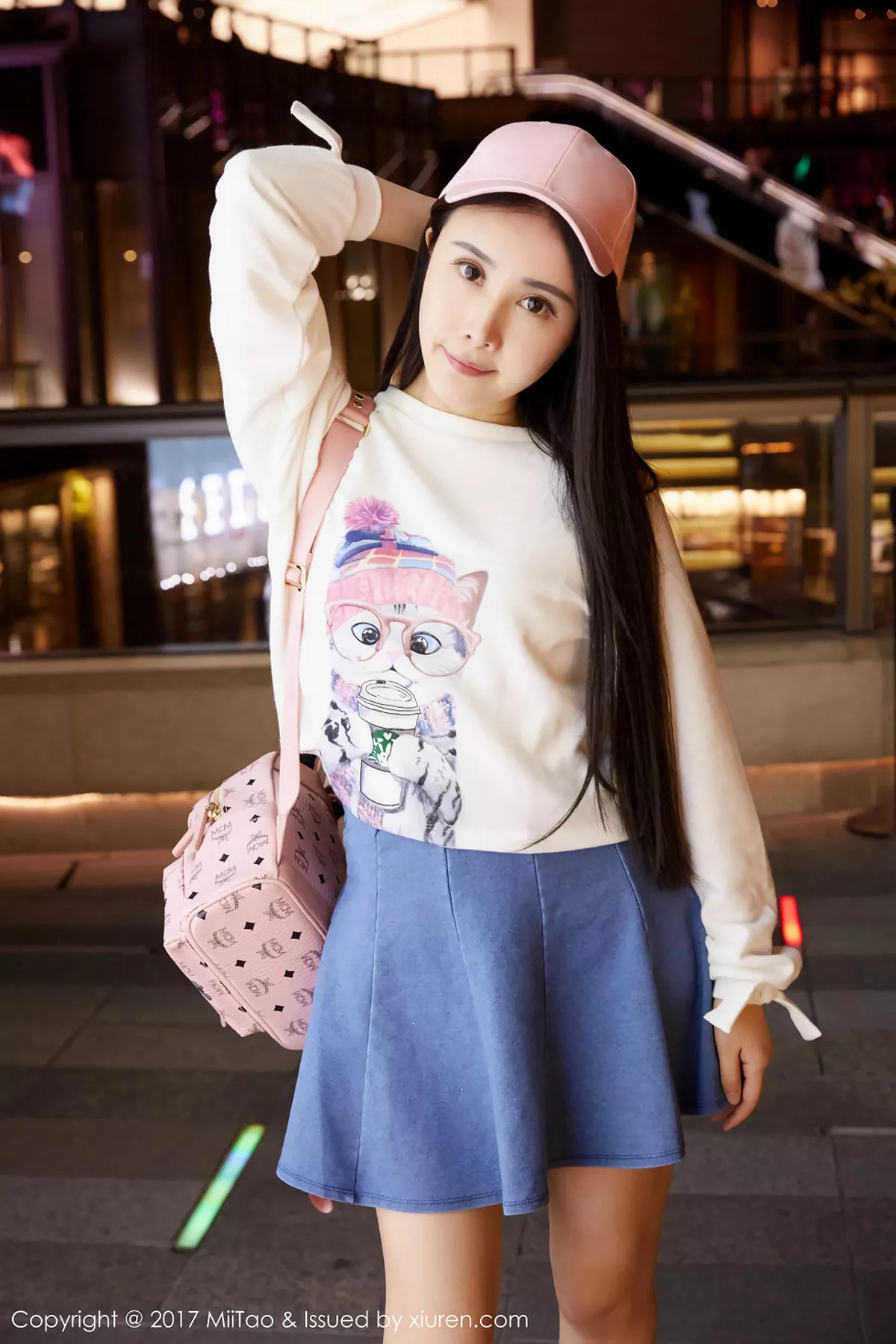 秀人集.com_[MiiTao蜜桃社]Vol.084_嫩模萱萱Cecilia白色低胸上衣配紧身牛仔裤秀完美曲线写真50P