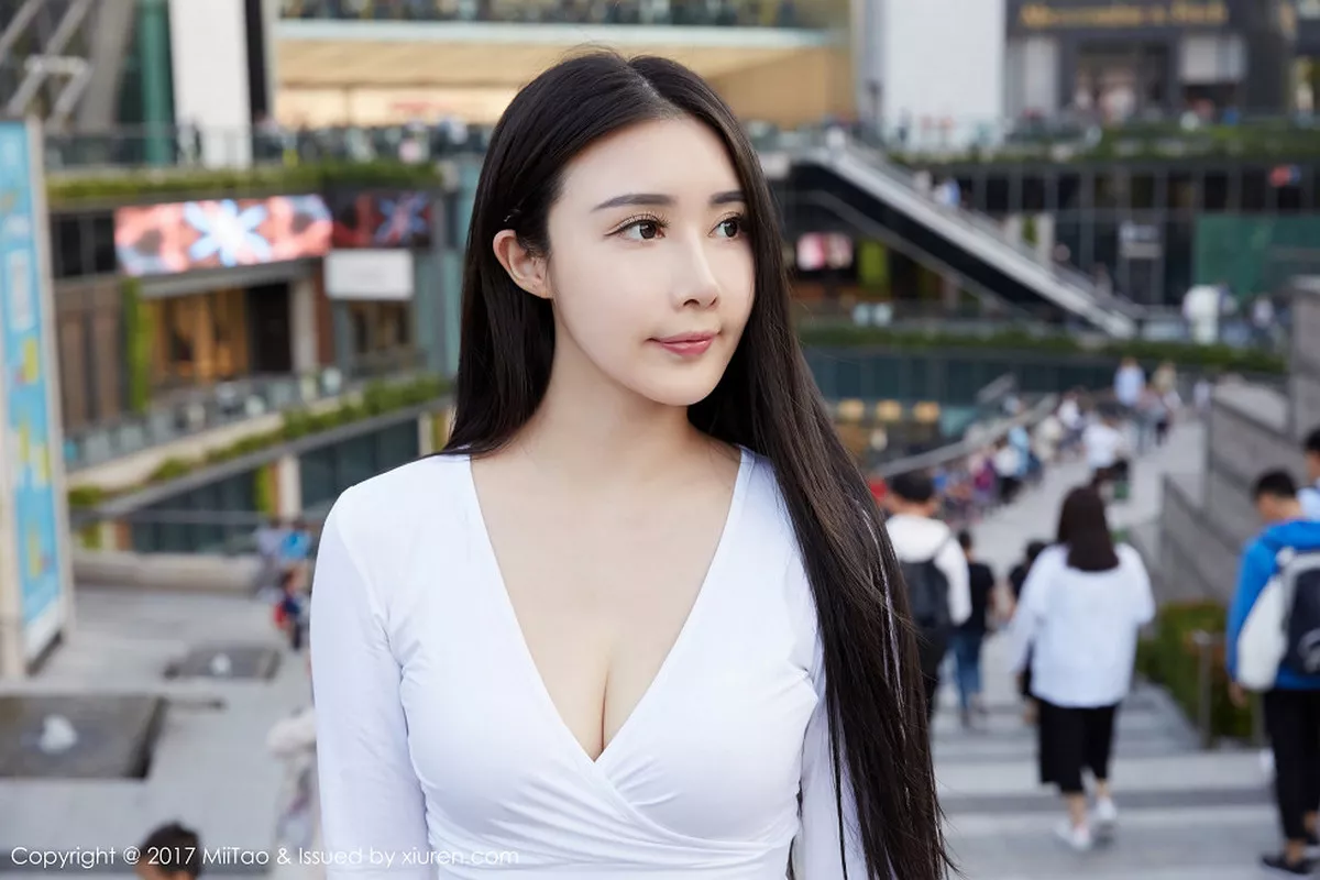 秀人集.com_[MiiTao蜜桃社]Vol.084_嫩模萱萱Cecilia白色低胸上衣配紧身牛仔裤秀完美曲线写真50P