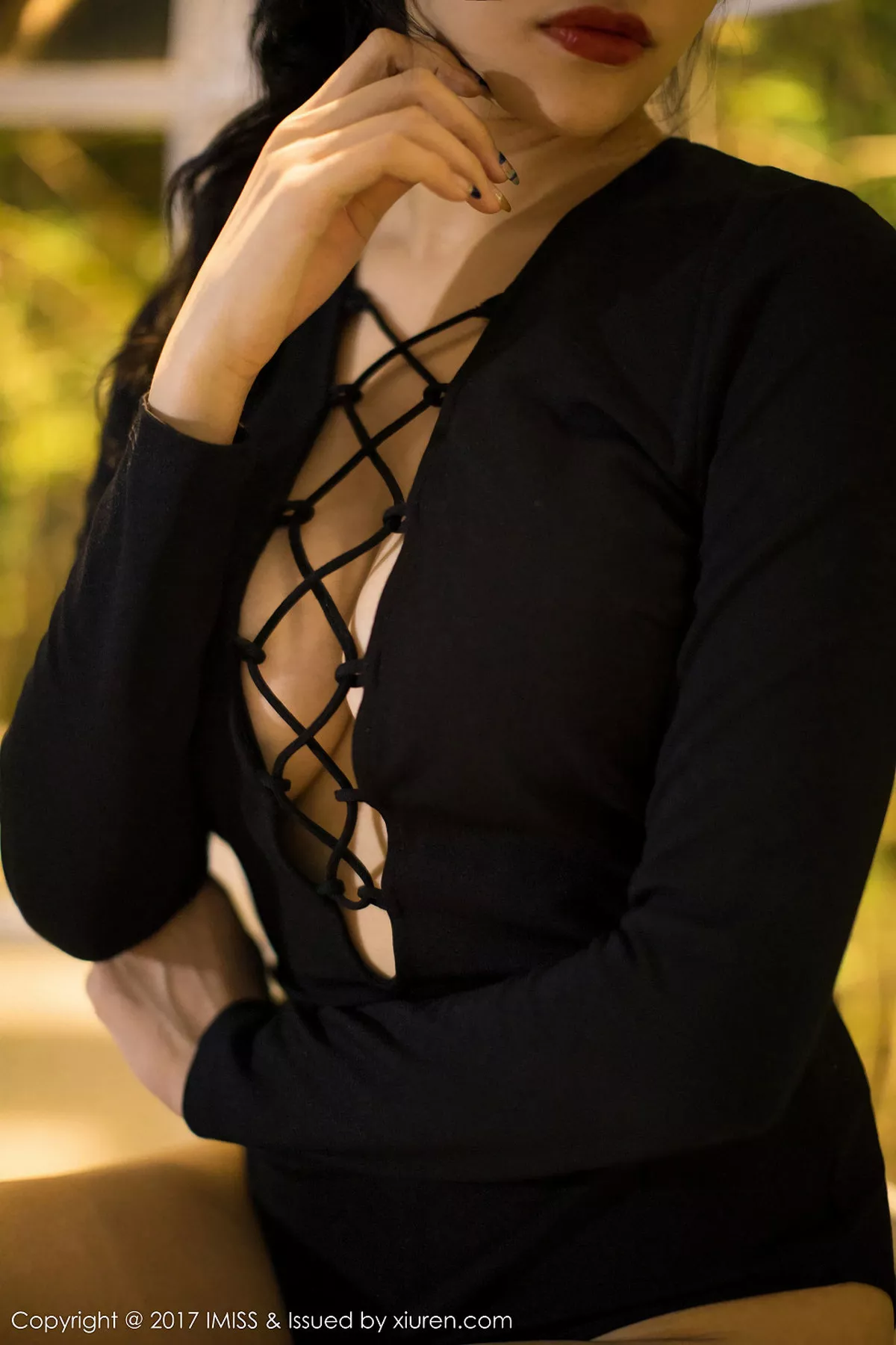 秀人集.com_[IMISS爱蜜社]Vol.194_嫩模小狐狸Sica黑色情趣睡衣加黑色高叉开胸衣完美诱惑写真51P