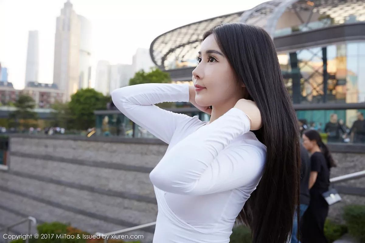 秀人集.com_[MiiTao蜜桃社]Vol.084_嫩模萱萱Cecilia白色低胸上衣配紧身牛仔裤秀完美曲线写真50P