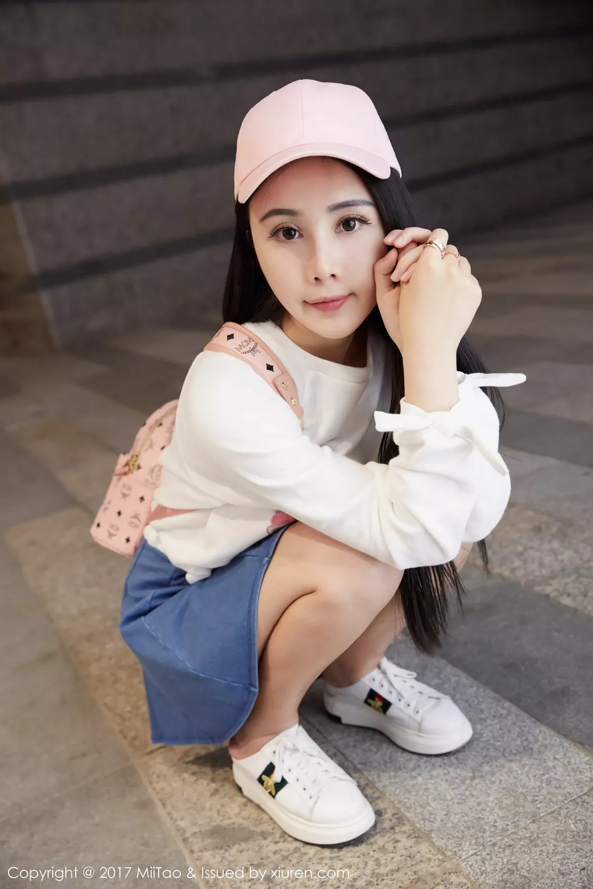 秀人集.com_[MiiTao蜜桃社]Vol.084_嫩模萱萱Cecilia白色低胸上衣配紧身牛仔裤秀完美曲线写真50P