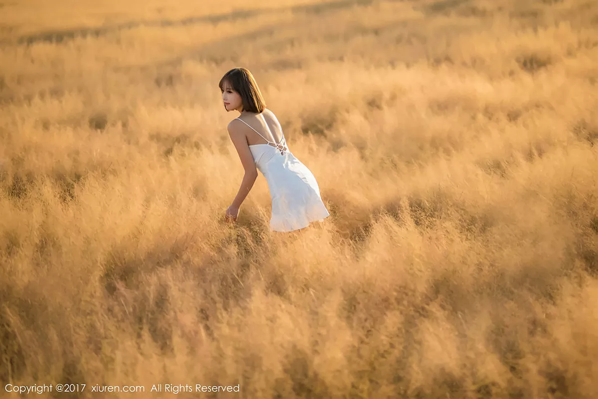 秀人集.com_[XiuRen秀人网]No.847_甜美女神杨晨晨户外花丛中白色蕾丝内衣秀完美身材性感写真50P