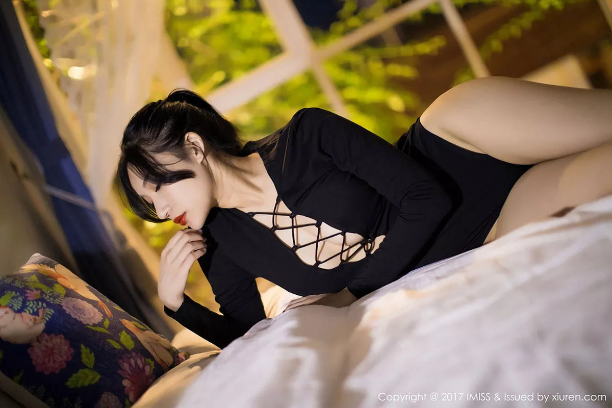 秀人集.com_[IMISS爱蜜社]Vol.194_嫩模小狐狸Sica黑色情趣睡衣加黑色高叉开胸衣完美诱惑写真51P