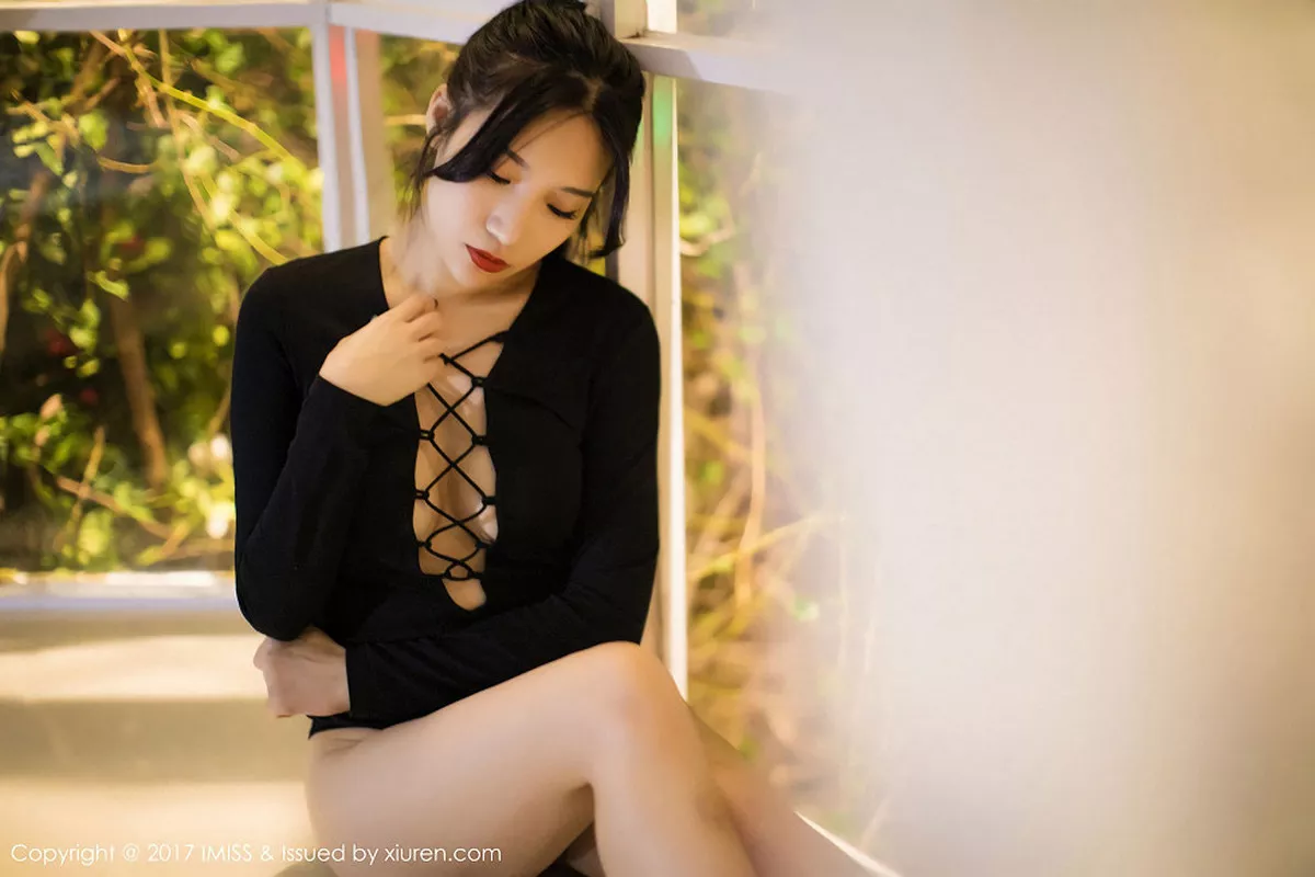 秀人集.com_[IMISS爱蜜社]Vol.194_嫩模小狐狸Sica黑色情趣睡衣加黑色高叉开胸衣完美诱惑写真51P