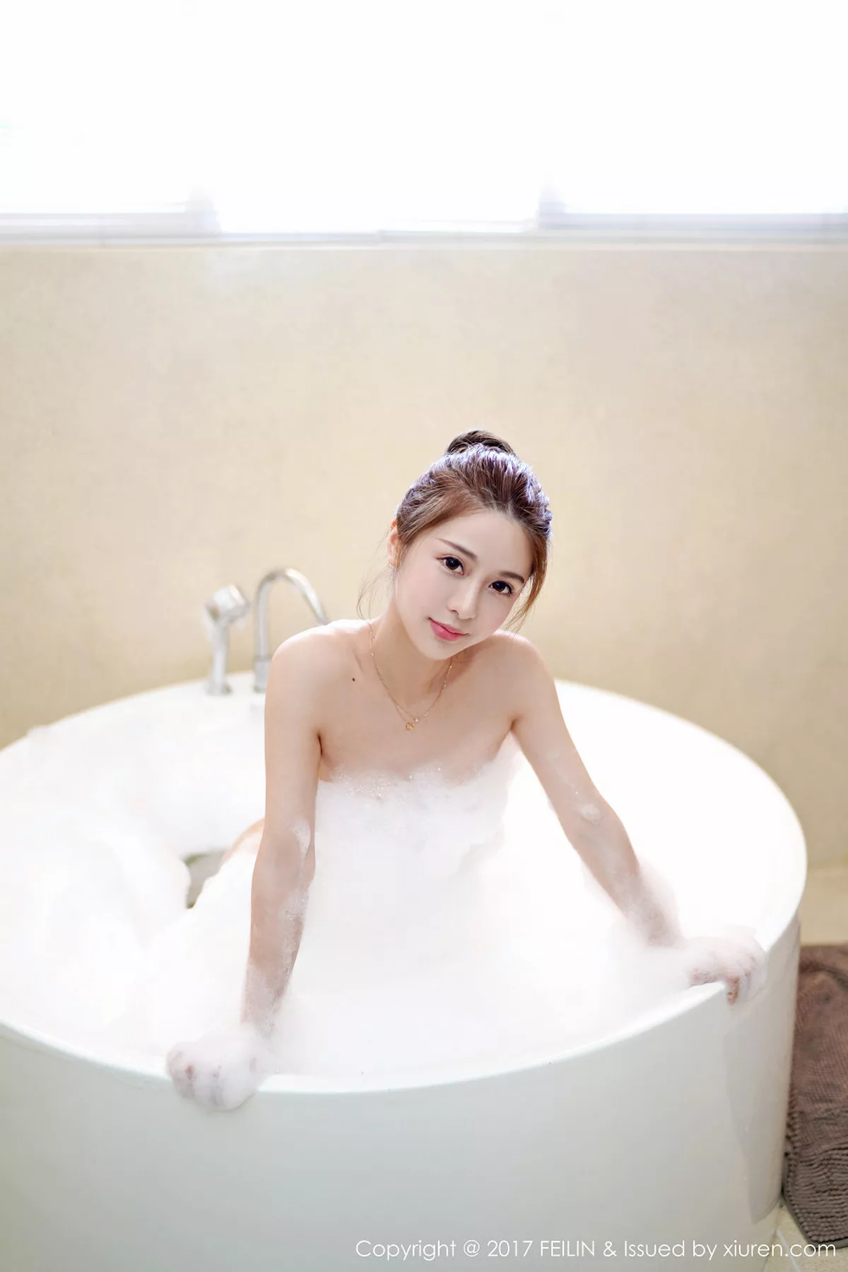 秀人集.com_[FeiLin嗲囡囡]Vol.114_嫩模luna张静燕泳池大尺度湿身+浴室泡泡浴完美诱惑写真39P