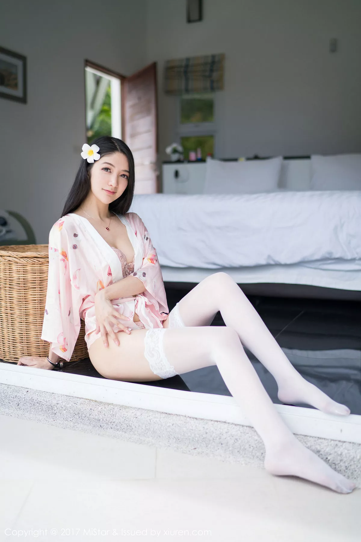 秀人集.com_[MiStar魅妍社]Vol.195_嫩模小热巴甲米旅拍粉色蕾丝内裤配蕾丝边白丝袜诱惑写真50P