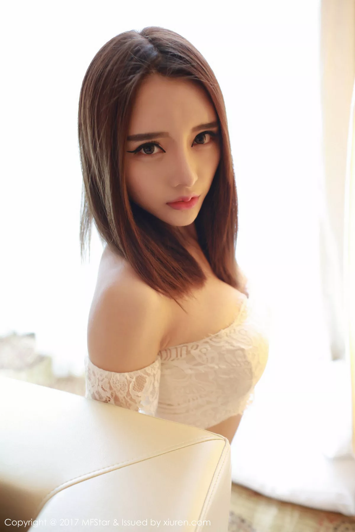 秀人集.com_[MFStar模范学院]Vol.113_嫩模璐璐私房白色蕾丝内衣配吊带蕾丝袜热辣诱惑写真41P