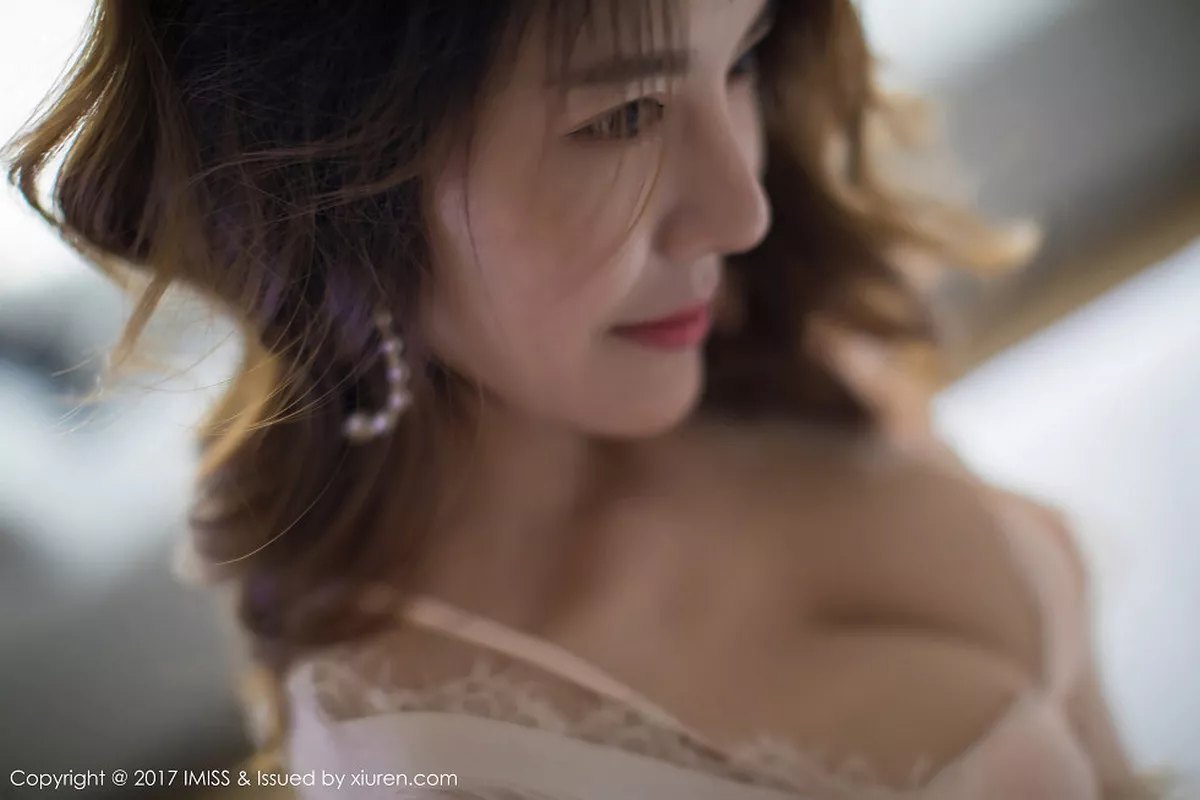 秀人集.com_[IMISS爱蜜社]Vol.200_嫩模依依Yiyi居家私房内衣系列秀完美身材靓丽迷人写真34P