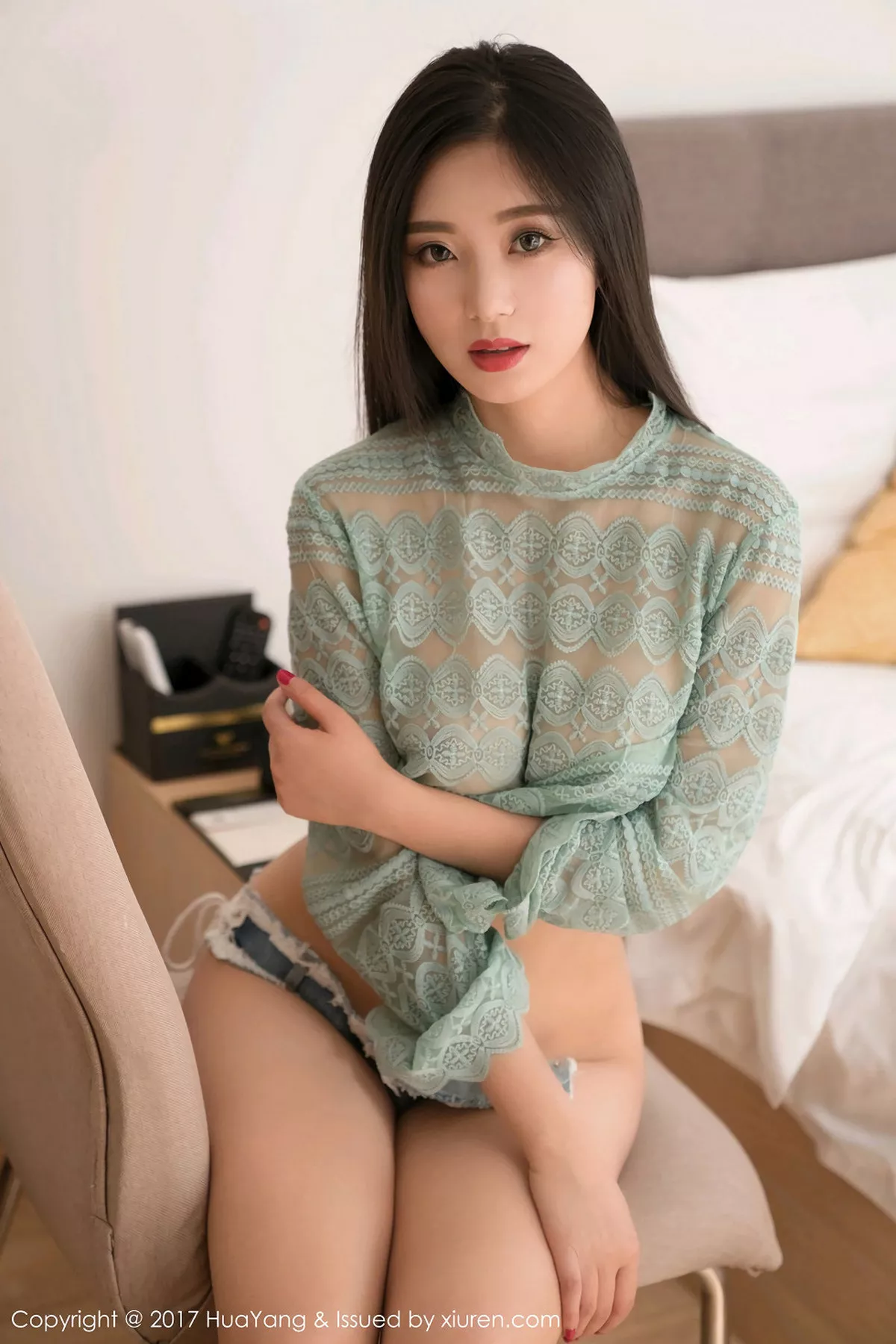 秀人集.com_[HuaYang花漾]Vol.015_丽质美女宋-KiKi古典真空肚兜加撩衣真空露半球诱惑写真44P