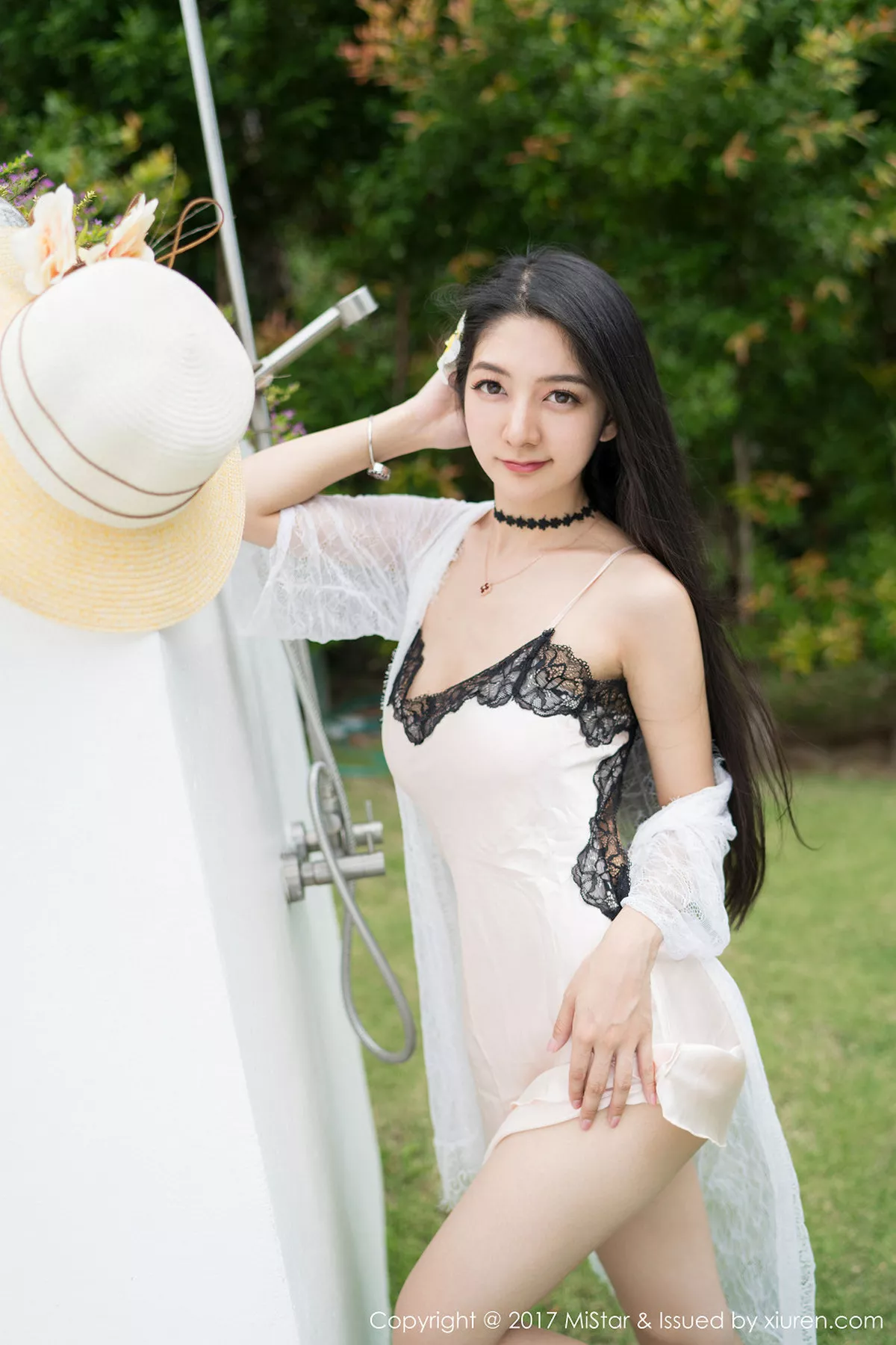 秀人集.com_[MiStar魅妍社]Vol.195_嫩模小热巴甲米旅拍粉色蕾丝内裤配蕾丝边白丝袜诱惑写真50P