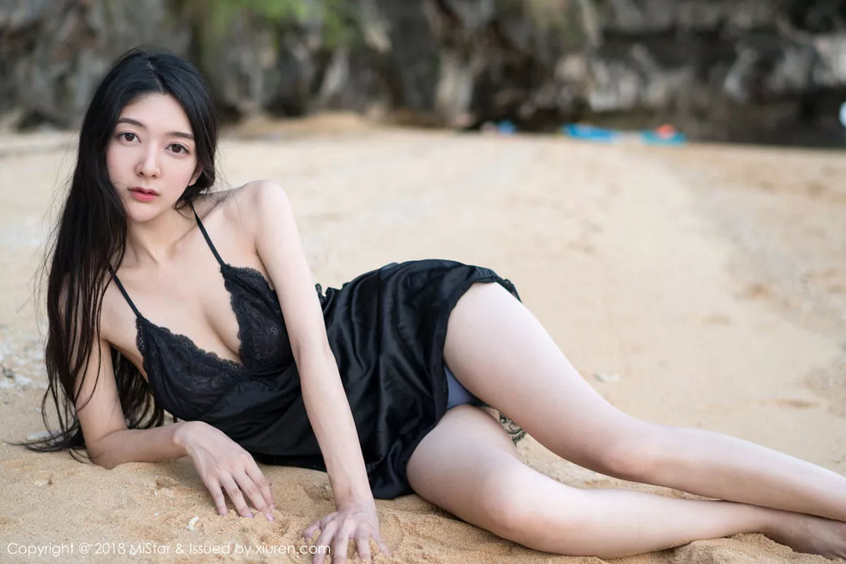 秀人集.com_[MiStar魅妍社]Vol.207_嫩模小热巴甲米旅拍沙滩上开胸毛衣+黑色蕾丝睡裙诱惑写真40P