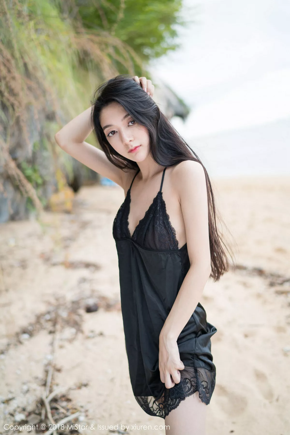 秀人集.com_[MiStar魅妍社]Vol.207_嫩模小热巴甲米旅拍沙滩上开胸毛衣+黑色蕾丝睡裙诱惑写真40P