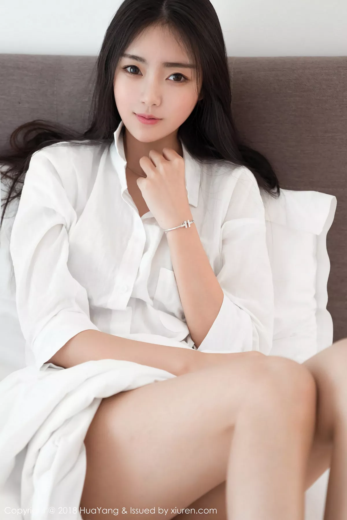 秀人集.com_[HuaYang花漾]Vol.027_嫩模可乐Vicky泰国旅拍居家床上性感白衬衣迷人写真30P