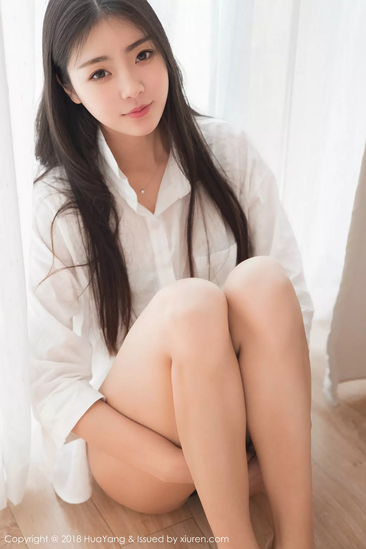 秀人集.com_[HuaYang花漾]Vol.027_嫩模可乐Vicky泰国旅拍居家床上性感白衬衣迷人写真30P