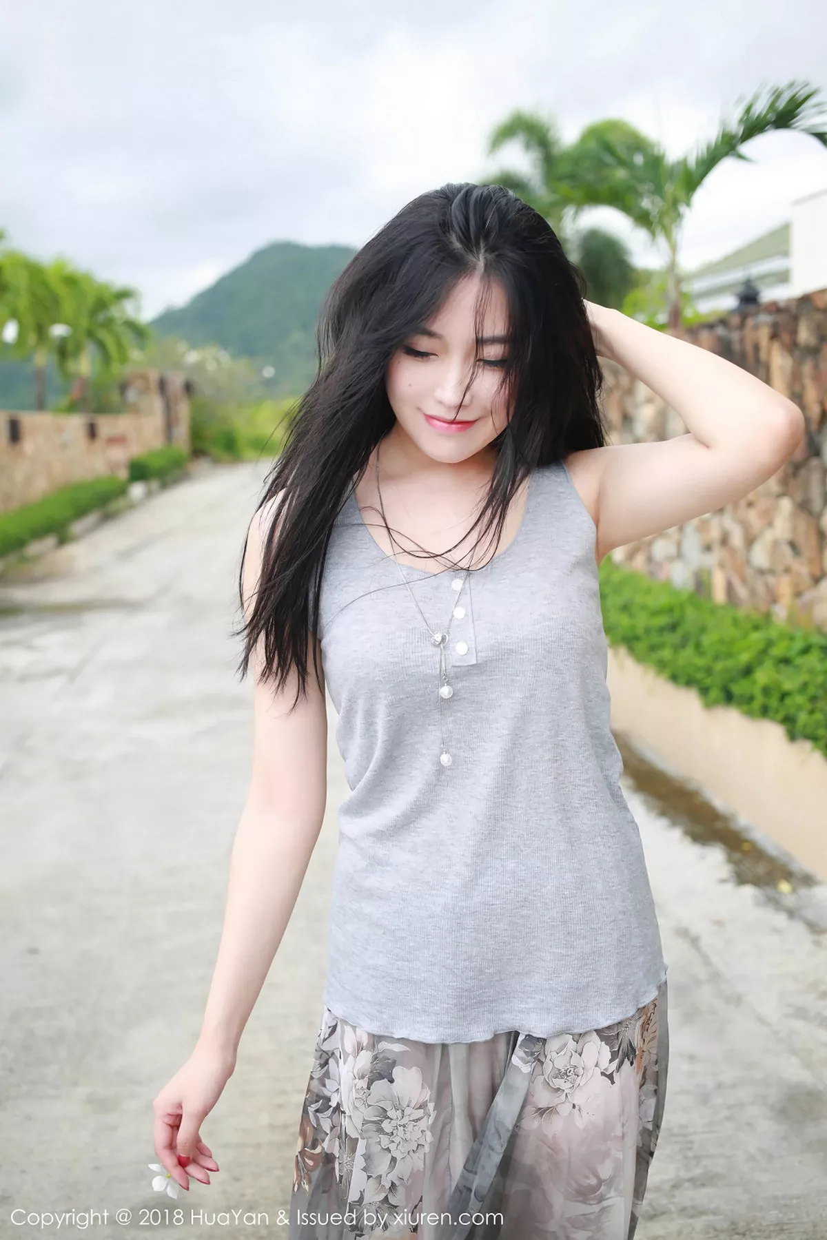 秀人集.com_[HuaYan花の颜]Vol.054_嫩模许诺Sabrina苏梅岛旅拍灰色吊带背心清新迷人写真30P