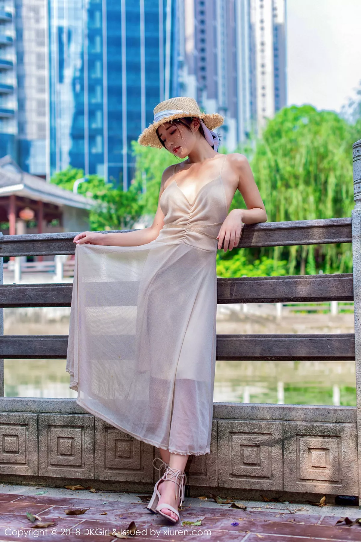 秀人集.com_[DKGirl御女郎]Vol.055_美乳女神苍井优香街拍特辑甜美草帽少女露背吊带裙性感写真53P