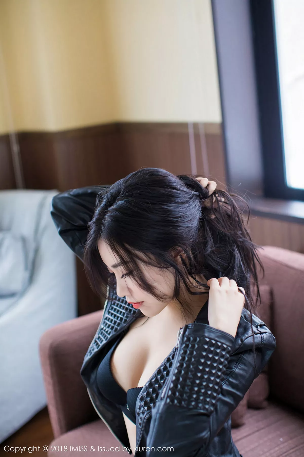 秀人集.com_[IMISS爱蜜社]Vol.213_女神许诺Sabrina北海道旅拍黑色皮衣配黑色内衣完美诱惑写真34P