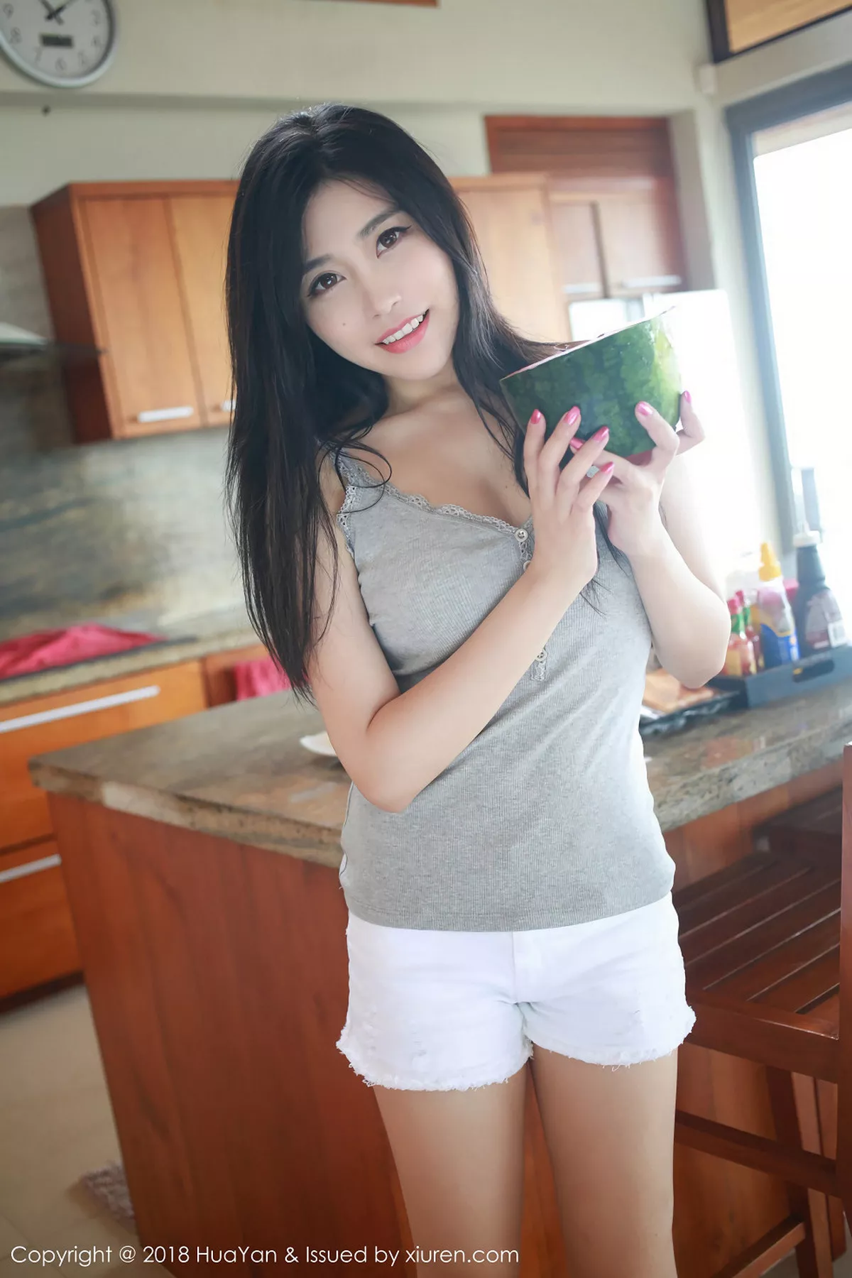 秀人集.com_[HuaYan花の颜]Vol.054_嫩模许诺Sabrina苏梅岛旅拍灰色吊带背心清新迷人写真30P