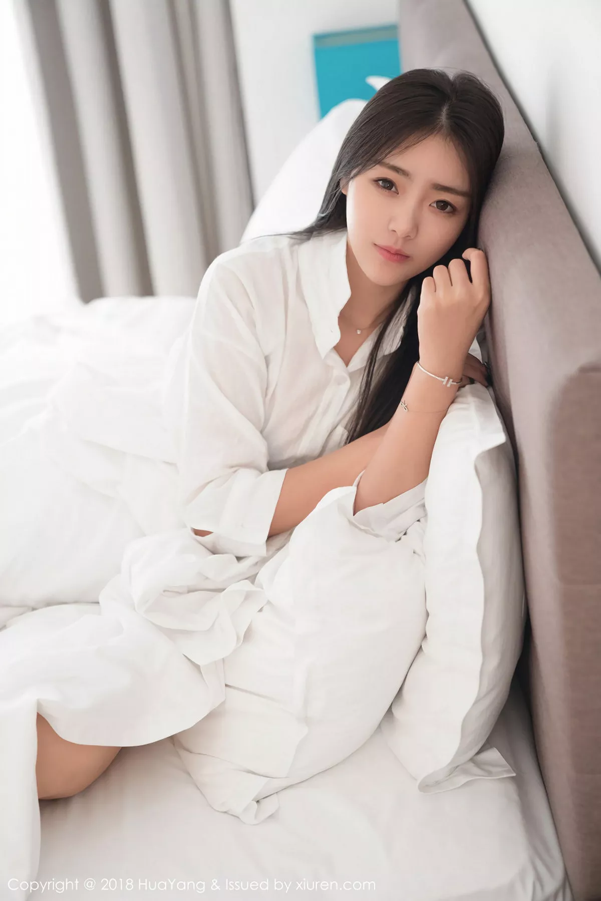 秀人集.com_[HuaYang花漾]Vol.027_嫩模可乐Vicky泰国旅拍居家床上性感白衬衣迷人写真30P