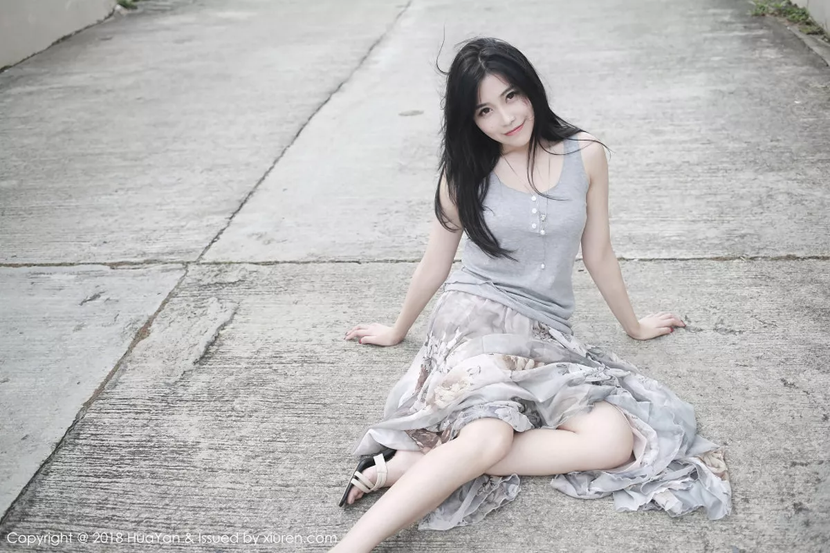 秀人集.com_[HuaYan花の颜]Vol.054_嫩模许诺Sabrina苏梅岛旅拍灰色吊带背心清新迷人写真30P