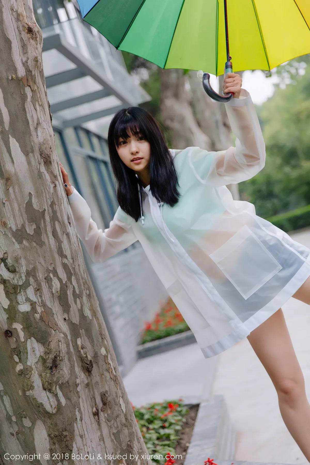 秀人集.com_[Tukmo兔几盟]Vol.106_嫩模球球雨天公园透明雨衣秀性感牛仔热裤迷人写真38P