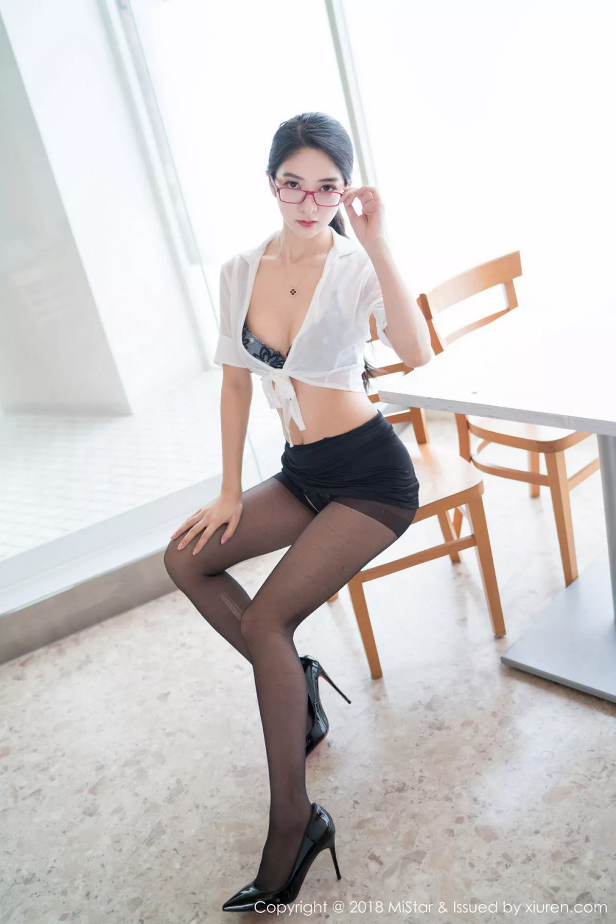 秀人集.com_[MiStar魅妍社]Vol.213_嫩模小热巴北海道旅拍性感开背毛衣+黑丝美女秘书诱惑写真40P