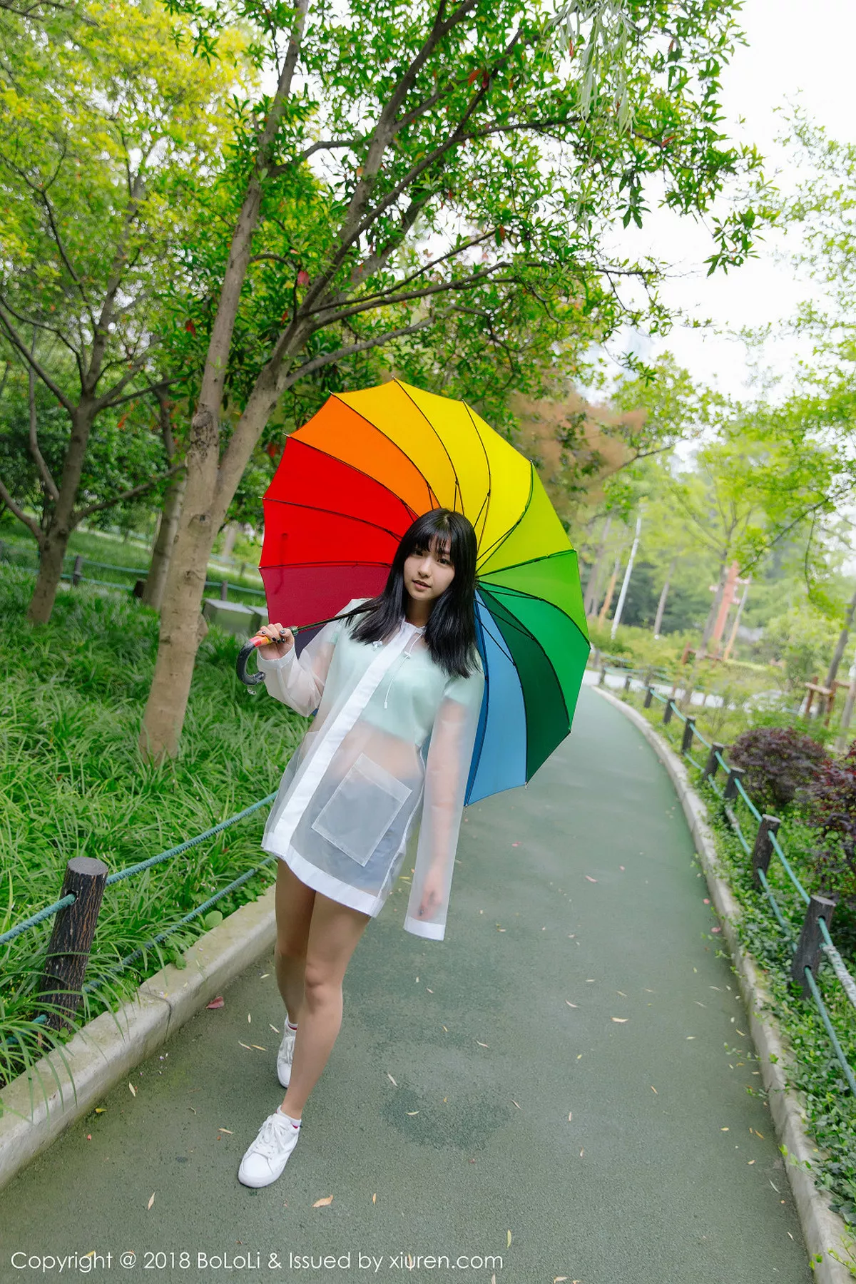 秀人集.com_[Tukmo兔几盟]Vol.106_嫩模球球雨天公园透明雨衣秀性感牛仔热裤迷人写真38P