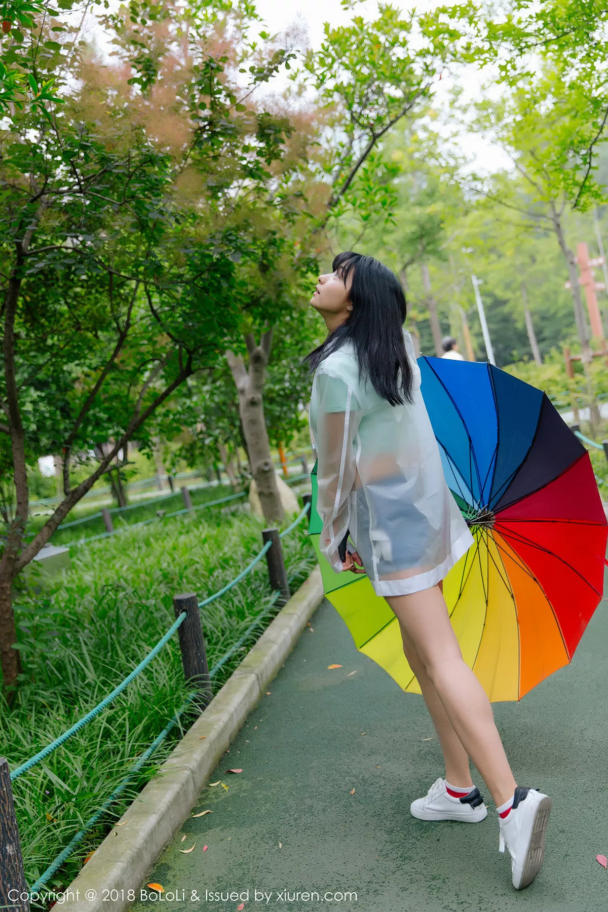 秀人集.com_[Tukmo兔几盟]Vol.106_嫩模球球雨天公园透明雨衣秀性感牛仔热裤迷人写真38P