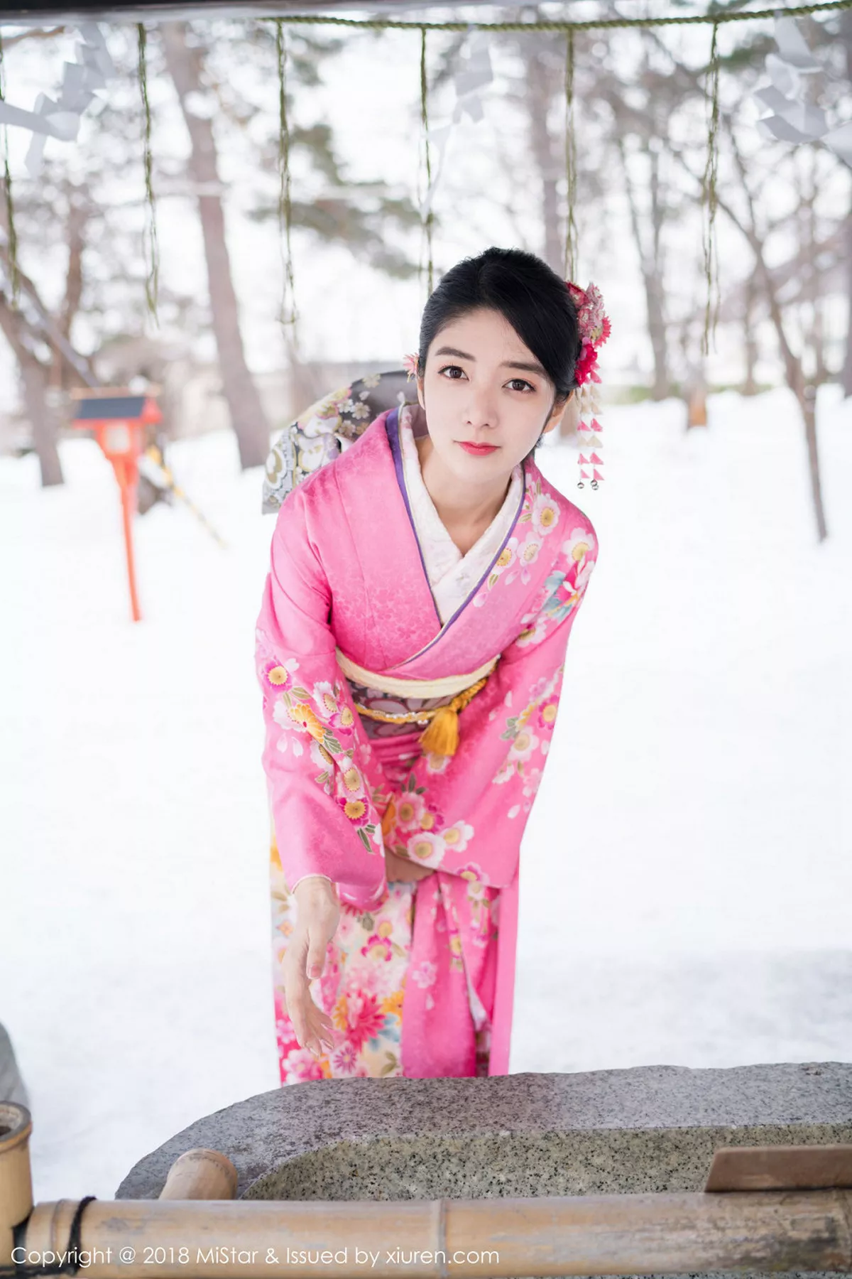 秀人集.com_[MiStar魅妍社]Vol.213_嫩模小热巴北海道旅拍性感开背毛衣+黑丝美女秘书诱惑写真40P