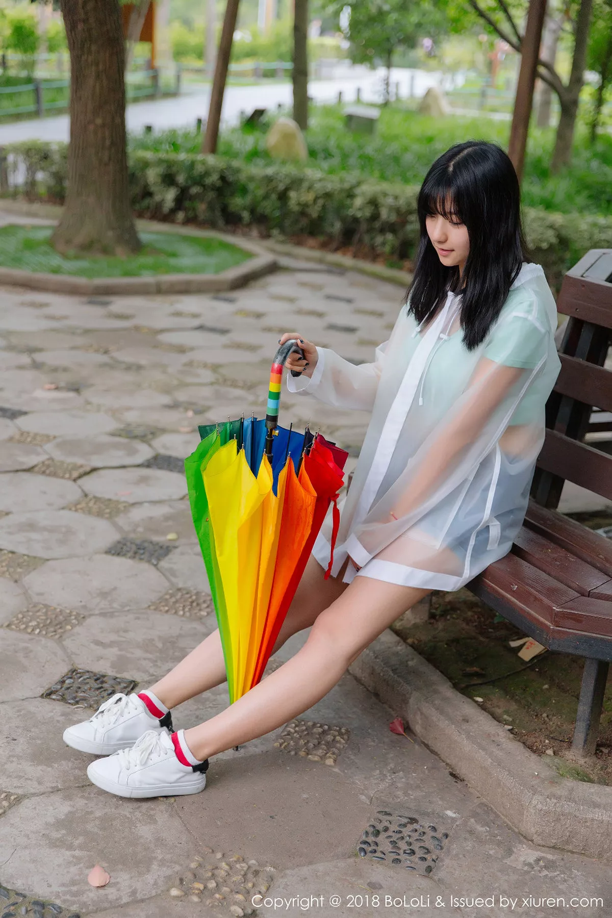 秀人集.com_[Tukmo兔几盟]Vol.106_嫩模球球雨天公园透明雨衣秀性感牛仔热裤迷人写真38P