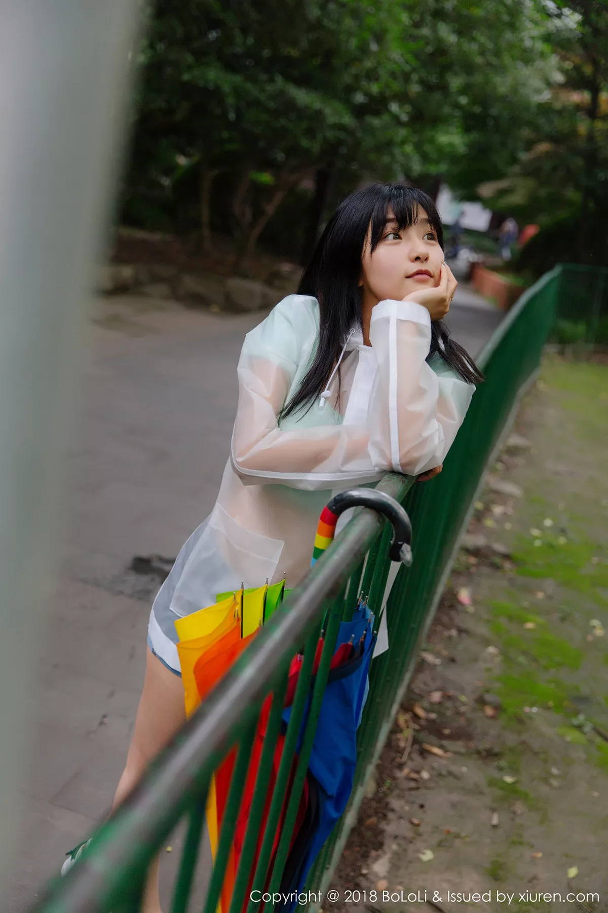 秀人集.com_[Tukmo兔几盟]Vol.106_嫩模球球雨天公园透明雨衣秀性感牛仔热裤迷人写真38P