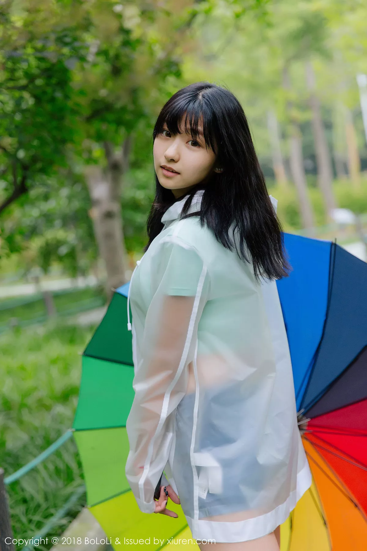 秀人集.com_[Tukmo兔几盟]Vol.106_嫩模球球雨天公园透明雨衣秀性感牛仔热裤迷人写真38P