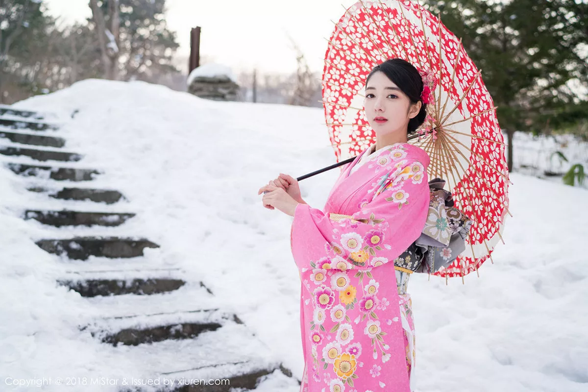 秀人集.com_[MiStar魅妍社]Vol.213_嫩模小热巴北海道旅拍性感开背毛衣+黑丝美女秘书诱惑写真40P